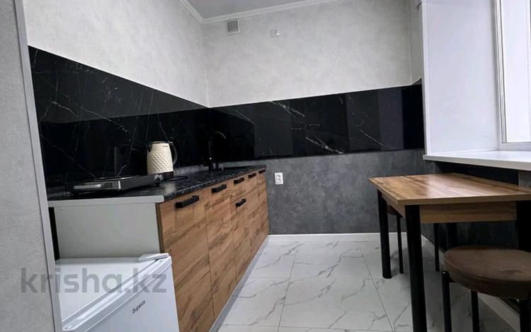 2-комнатная квартира · 45 м² · 3/5 этаж, мкр Михайловка , Касыма Аманжолова 17 — Сейфуллина, Кардиология, Макажанова, Онкология, Крылова, Акжан, Санад за 15 000 ₸ в Караганде, Казыбек би р-н — фото 2