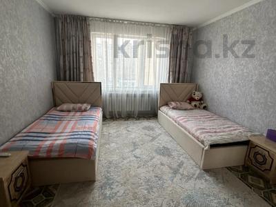 2-комнатная квартира, 78 м², 5/9 этаж, мкр Аксай-1А 18 за 42 млн 〒 в Алматы, Ауэзовский р-н