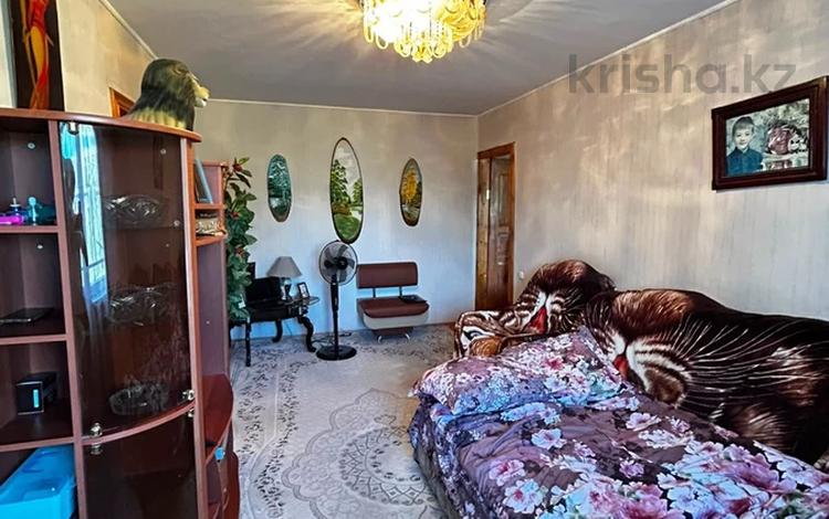 3-комнатная квартира · 49 м² · 5/5 этаж, мкр Юго-Восток, Республики за 16 млн ₸ в Караганде, Казыбек би р-н — фото 2