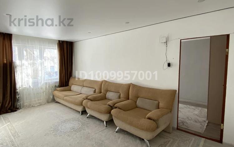 2-бөлмелі пәтер · 50 м² · 2/5 қабат, Сарайшык 23, бағасы: 135 000 ₸ в Уральске, мкр Школьник — фото 4