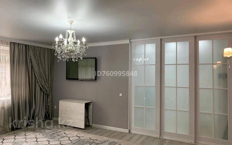 3-комнатная квартира · 70 м² · 2/5 этаж, мкр Юго-Восток, Сатыбалдина 4/1 за 39.7 млн 〒 в Караганде, Казыбек би р-н — фото 2