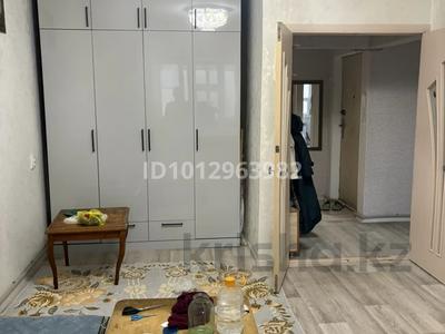 2-комнатная квартира · 65 м² · 3/5 этаж, 12-й микрорайон, 12-й микрорайон 215 ж — Сдаю квартиру 2 комнатную. с мебелью, холодильник, стиральный машина, кондиционер и так далее за 170 000 ₸ в Шымкенте, Енбекшинский р-н