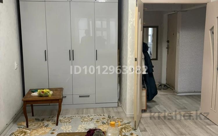 2-комнатная квартира · 65 м² · 3/5 этаж, 12-й микрорайон, 12-й микрорайон 215 ж — Сдаю квартиру 2 комнатную. с мебелью, холодильник, стиральный машина, кондиционер и так далее за 170 000 ₸ в Шымкенте, Енбекшинский р-н — фото 2