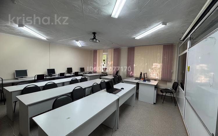 Офисы, образование, кабинеты и рабочие места · 50 м² за 170 000 ₸ в Караганде, Казыбек би р-н — фото 8