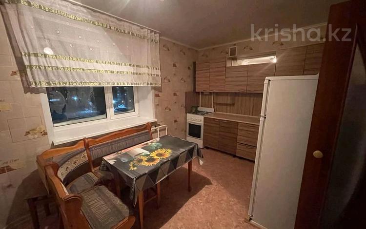 1-комнатная квартира, 50 м², 5/5 этаж, кизатова за 16 млн 〒 в Петропавловске — фото 2