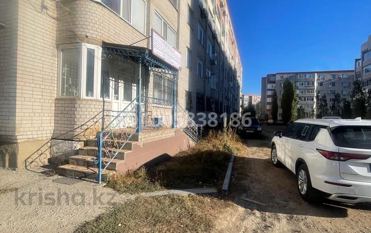 Свободное назначение, офисы, магазины и бутики, склады, салоны красоты, фитнес и спорт, медцентры и аптеки, образование, развлечения, конференц-залы, кабинеты и рабочие места, студии · 50 м² за 250 000 〒 в Актобе, мкр Болашак — фото 11