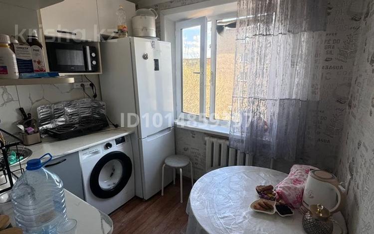 2-комнатная квартира · 48 м² · 3/5 этаж, Майкудук, 15й микрорайон 24 — Если квартира в ипотеке, лучше сразу указать это в объявлении, чтобы покупатели знали условия. Продам 2-комнатную квартиру Продаётся уютная 2-комнатная квартира. Светлая, тёплая, с удобной планировкой. Подходит для комфортного проживания семьи. Квартира находится в ипотеке. Продажа возможна с погашением ипотеки / через банк — все детали обсуждаются индивидуально. Хорошее расположение Рядом магазины, школа, детский сад, остановки Тёплая квартира Удобная планировка Цена: [указать цену] По всем вопросам пишите/звоните. за 12.1 млн ₸ в Караганде, Алихана Бокейханова р-н — фото 2