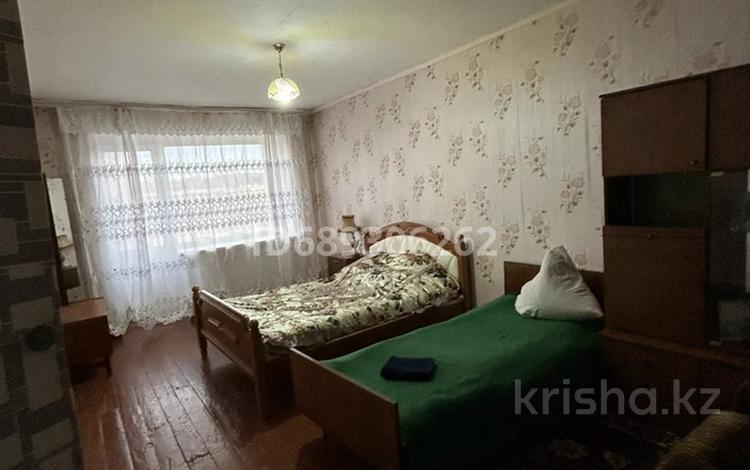 3-комнатная квартира, 54 м², 4/5 этаж посуточно, Комарова 6/2 за 7 000 〒 в Алтае — фото 2