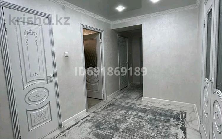 4-комнатная квартира, 110 м², 4/5 этаж, мкр.Астана 4 — Төле би-Альфара би за 45 млн 〒 в Таразе — фото 2