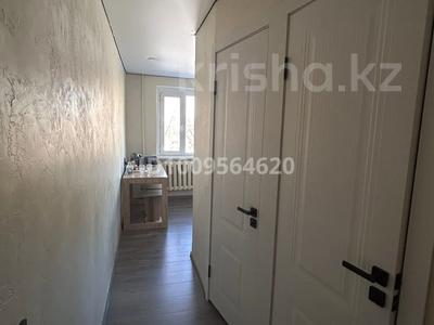 2-комнатная квартира · 44 м² · 3/5 этаж, Майкудук, 11а микрорайон 10 за 12 млн ₸ в Караганде, Алихана Бокейханова р-н