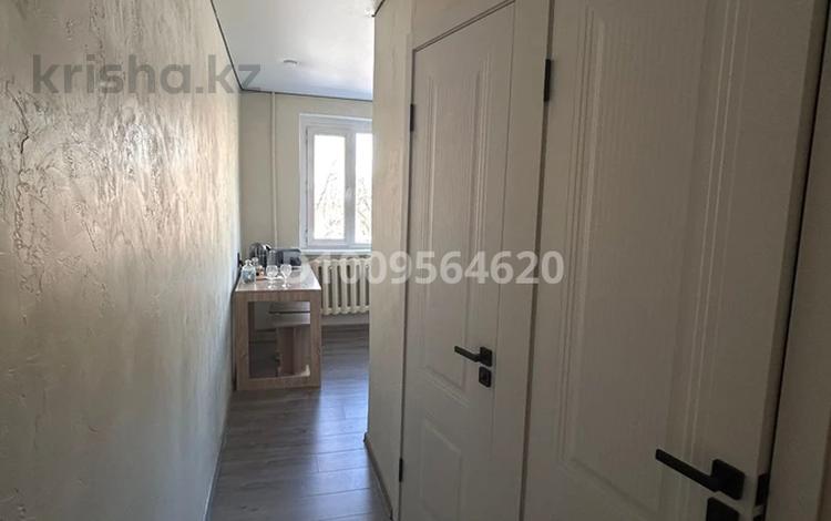 2-комнатная квартира · 44 м² · 3/5 этаж, Майкудук, 11а микрорайон 10 за 12 млн ₸ в Караганде, Алихана Бокейханова р-н — фото 2