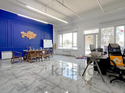 Свободное назначение, офисы, магазины и бутики, салоны красоты, фитнес и спорт, медцентры и аптеки, образование, развлечения, конференц-залы, кабинеты и рабочие места, студии · 141 м² за 900 000 〒 в Алматы, Ауэзовский р-н