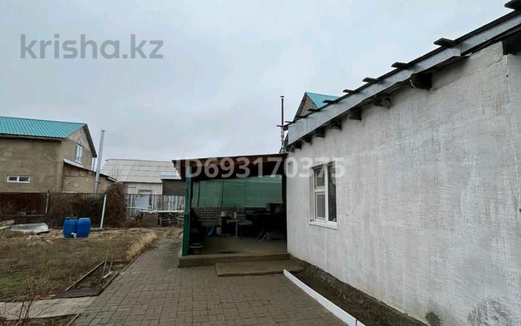 Жеке үй · 2 бөлме · 62 м² · 9 жүзд., АНГРЭ 3 — Жиенбаева, бағасы: 11.5 млн ₸ в Актобе, мкр Гормолзавод — фото 2