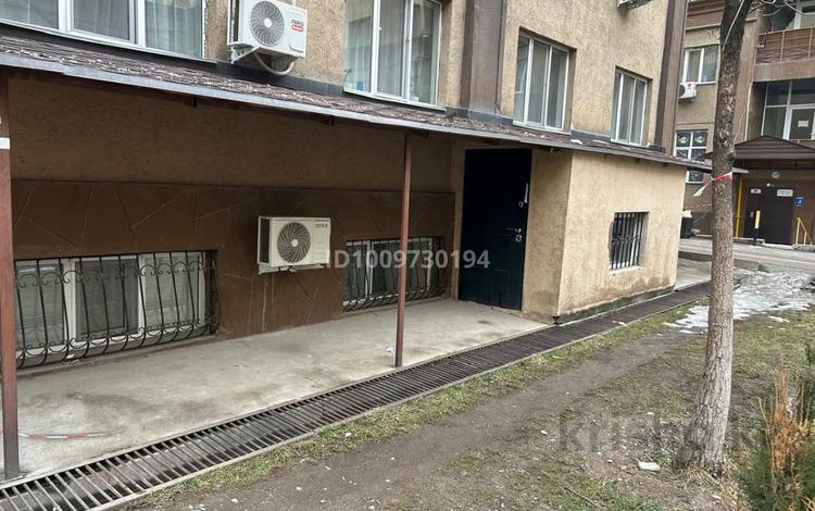 Свободное назначение, офисы, магазины и бутики, склады, общепит, салоны красоты, фитнес и спорт, медцентры и аптеки, образование, развлечения, конференц-залы, кабинеты и рабочие места, студии · 60 м² за 300 000 ₸ в Алматы, Бостандыкский р-н — фото 3