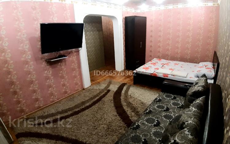 1-комнатная квартира, 35 м², 3/5 этаж по часам, 1 мая 8 за 1 000 〒 в Павлодаре — фото 4
