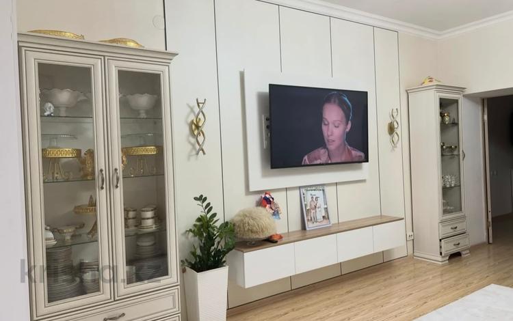 3-комнатная квартира · 100 м² · 1/10 этаж, Молдагуловой — облаги Манола за 42.5 млн ₸ в Актобе — фото 2