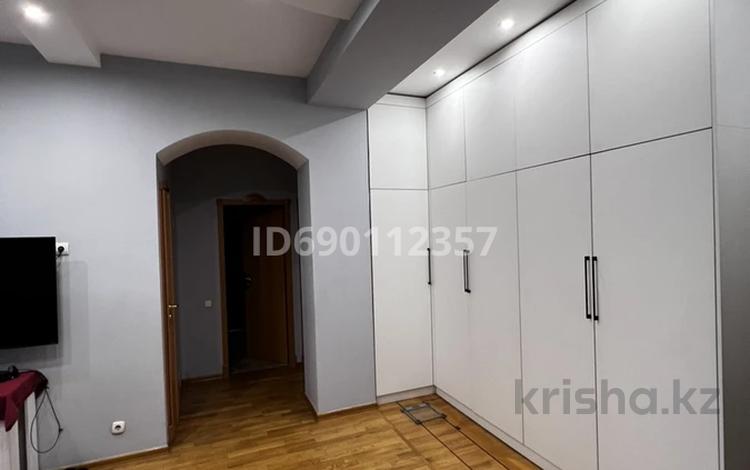 4-комнатная квартира, 108 м², 2/5 этаж, Тулебаева 130 за 135 млн 〒 в Алматы, Медеуский р-н — фото 2