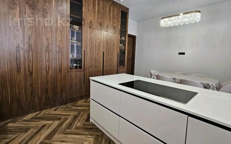 5-бөлмелі пәтер · 215 м² · 5 қабат, Акмешит 19, бағасы: 1.5 млн ₸ в Астане, Есильский р-н — фото 2