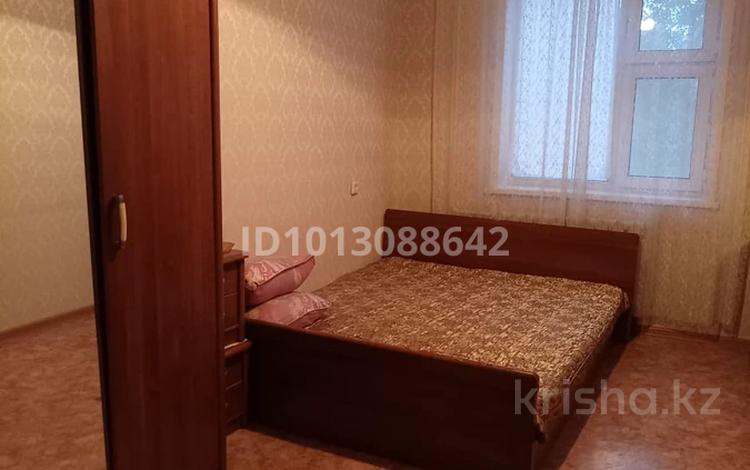 2-бөлмелі пәтер · 60 м² · 3/5 қабат, Бозтаева — Титова -Ауэзова, бағасы: 10 000 ₸ в Семее — фото 3