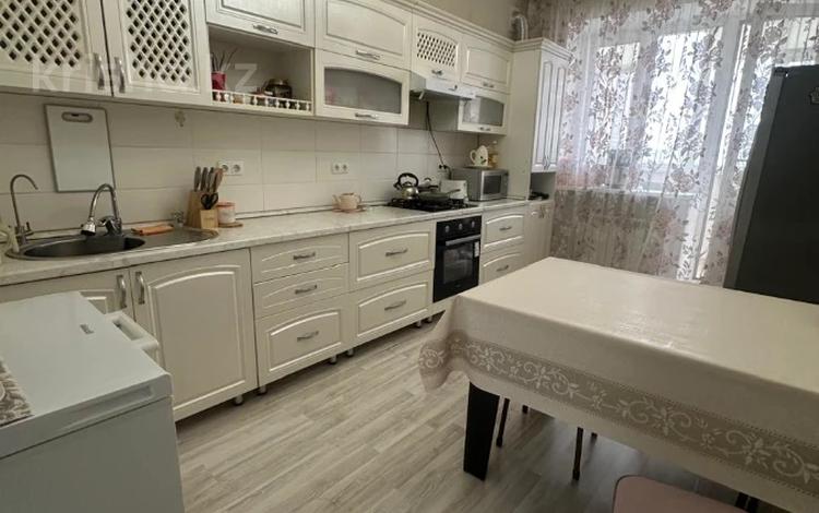 2-бөлмелі пәтер · 95.8 м² · 6/8 қабат, мкр. Алтын орда, Санкибай батыра 40/2, бағасы: 38 млн ₸ в Актобе — фото 2