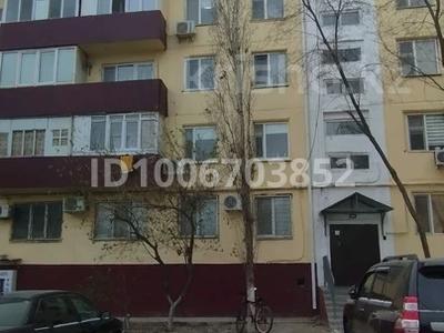 3-комнатная квартира · 60 м² · 5/5 этаж, Привокзальный 5 12 — Находится рядом Арбат есть детский сад казак телеком за 15 млн 〒 в Атырау, мкр Привокзальный-5