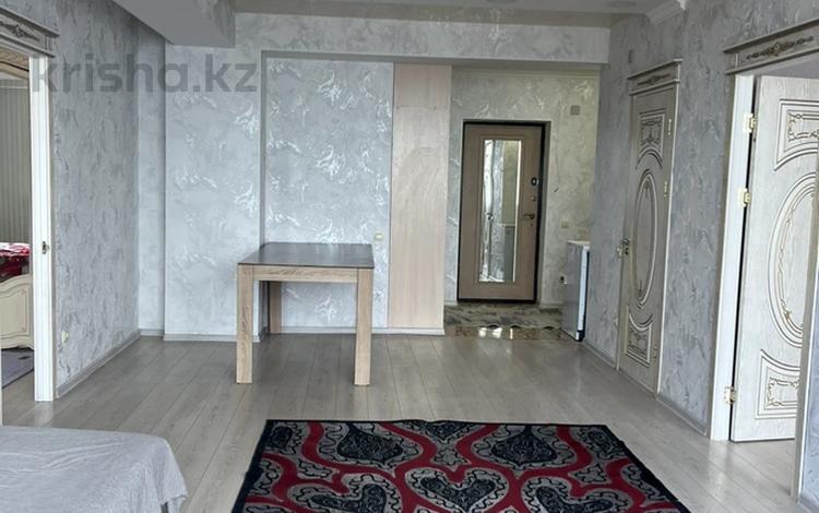 3-комнатная квартира · 81 м² · 14/16 этаж, 17-й мкр 3 за 200 000 ₸ в Актау — фото 2