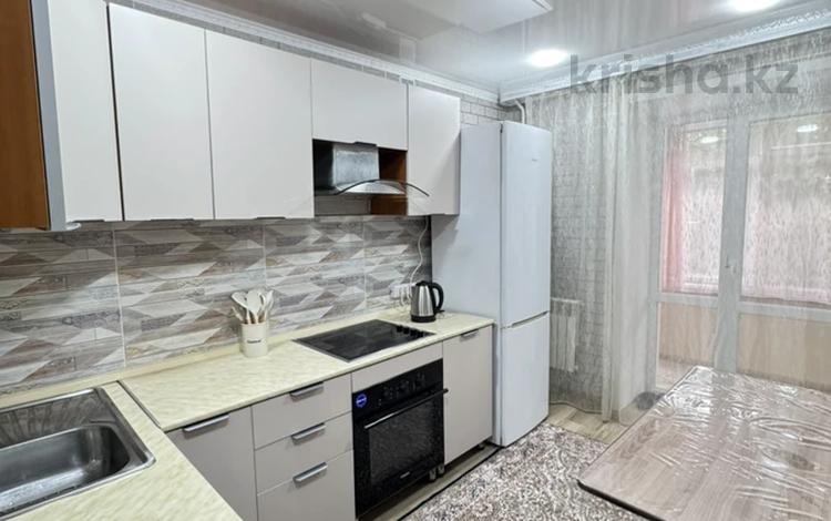 2-комнатная квартира · 60 м² · 5/9 этаж, Набережная Славского 20 — АДК, СТРЕЛКА за 18 000 ₸ в Усть-Каменогорске — фото 2