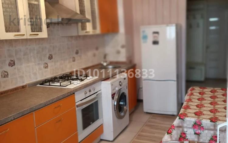 2-бөлмелі пәтер · 50 м² · 2/4 қабат, мкр Центральный, Сырыма Датова 11 — Махамбета Утемисова, бағасы: 230 000 ₸ в Атырау — фото 2