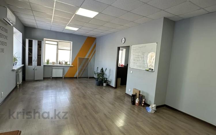 Офисы, склады, образование, кабинеты и рабочие места, студии · 139 м² за 2 200 ₸ в Актобе, мкр Шанхай — фото 2