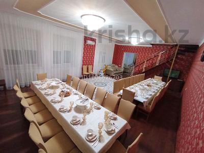 Дом · 4 комнаты · 250 м², Маншук Маметова — Р/н Универмаг за 70 000 〒 в Уральске