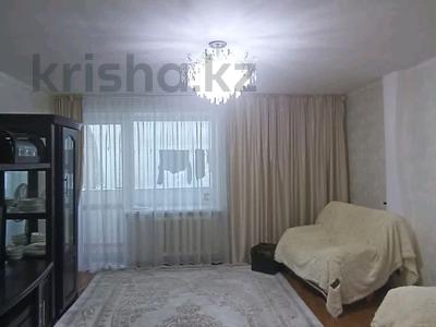 2-комнатная квартира, 51 м², 1/9 этаж, мкр 4 32 за 19 млн 〒 в Уральске, мкр 4