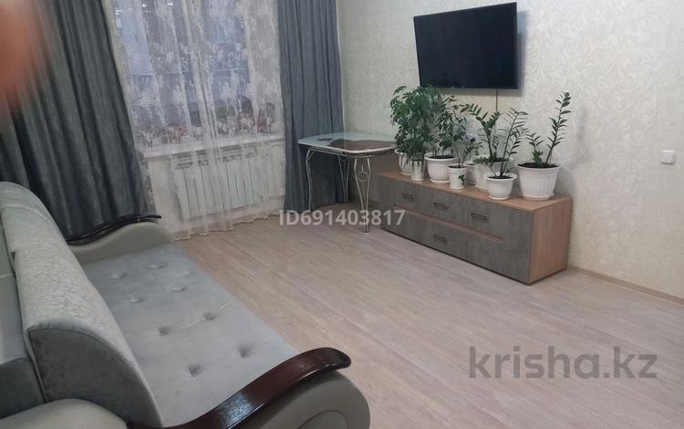 2-бөлмелі пәтер · 54 м² · 2/5 қабат, Ихсанова — Курмангазы, бағасы: 27 млн ₸ в Уральске, мкр Школьник — фото 2