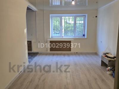 2-комнатная квартира · 44 м² · 1/5 этаж, Ауэзова 29 за 12.5 млн 〒 в Атырау, мкр Жилгородок