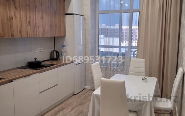 2-комнатная квартира, 79 м², 10/10 этаж посуточно, мкр Юго-Восток, Строителей 33/14 за 18 000 〒 в Караганде, Казыбек би р-н — фото 2