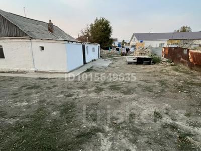 Отдельный дом · 2 комнаты · 10 м² · 10 сот., мкр Атырау, Киндирли 10 — Асыл айда магазин бар за 15 млн ₸