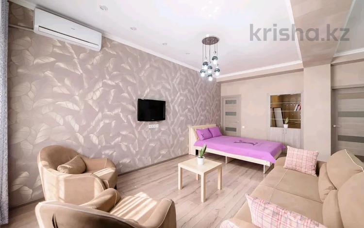 1-комнатная квартира, 50 м², 5/10 этаж посуточно, Сыдыкова 131 за 18 000 〒 в Бишкеке — фото 2