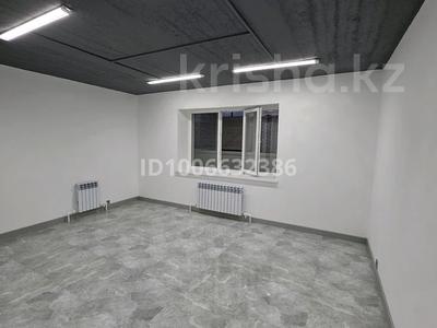 Офисы, магазины и бутики, салоны красоты, медцентры и аптеки, образование, развлечения, конференц-залы, кабинеты и рабочие места, студии · 87 м² за 450 000 〒 в Актобе, мкр. Алтын орда