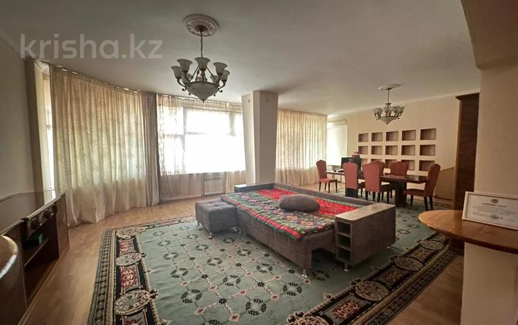 5-бөлмелі пәтер · 226 м² · 6/7 қабат, Самал-3 ш/а., бағасы: 180 млн ₸ в Алматы, Медеуский р-н — фото 2