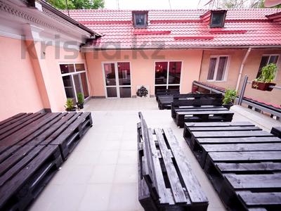 Продажа домов и дачи в Алматы: Часть дома · 9 комнат · 250 м² · 4 сот., Уалиханова — Толе би за 235 млн 〒 Часть дома · 9 комнат · 250 м² · 4 сот., Уалиханова — Толе би за 235 млн 〒 в Алматы, Медеуский р-н