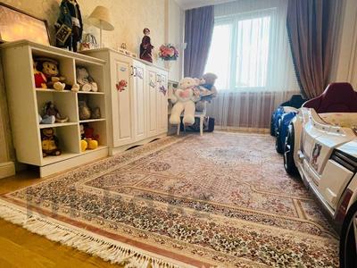 5-комнатная квартира, 180 м², 4/6 этаж помесячно, мкр Самал-3, Кажымукана 37 за 900 000 〒 в Алматы, Медеуский р-н