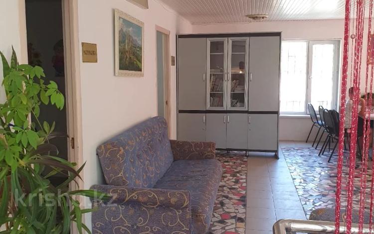 Свободное назначение, офисы, магазины и бутики, общепит, салоны красоты, медцентры и аптеки, образование, развлечения · 320 м² за 95 млн 〒 в Шымкенте, Енбекшинский р-н — фото 8