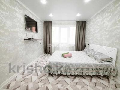 1-комнатная квартира, 37 м², 1/10 этаж посуточно, Центральный Рынок за 13 000 〒 в Усть-Каменогорске
