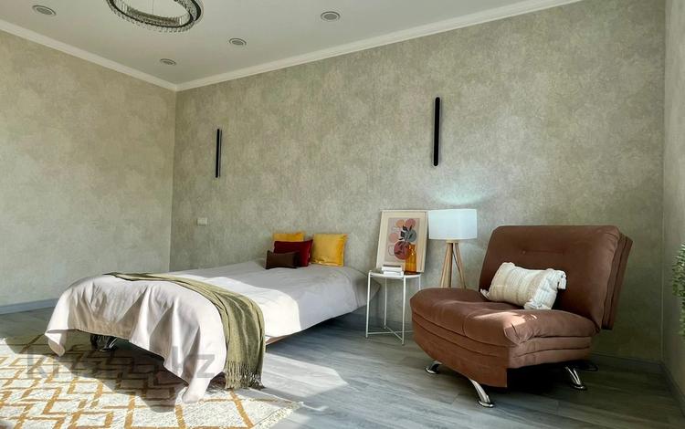 1-комнатная квартира · 42 м² · 12/15 этаж, Райымбека 210 за 42 млн ₸ в Алматы, Алмалинский р-н — фото 2