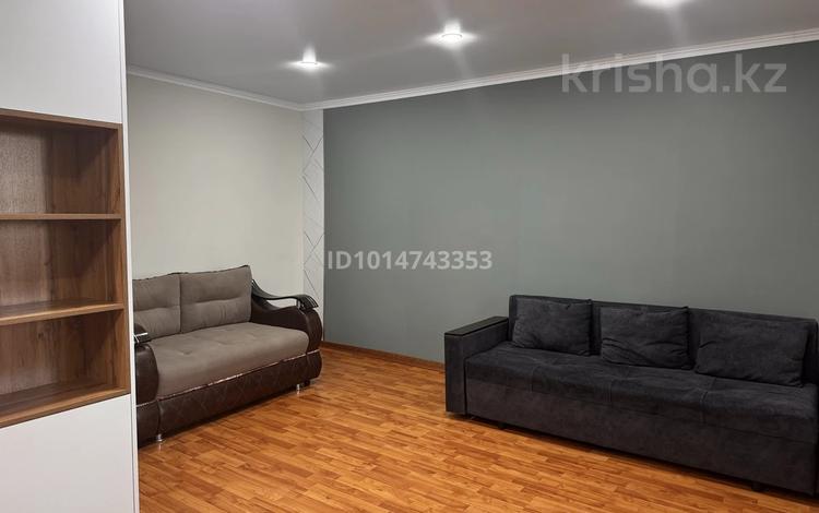1-комнатная квартира · 33 м² · 5/5 этаж, мкр Михайловка , Аманжолова 45 за 170 000 ₸ в Караганде, Казыбек би р-н — фото 2