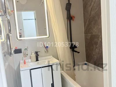 2-бөлмелі пәтер · 60 м² · 5/5 қабат, 12-й мкр 67 — 13 гимназия, Порт актау, трк Актау, бағасы: 15.5 млн ₸