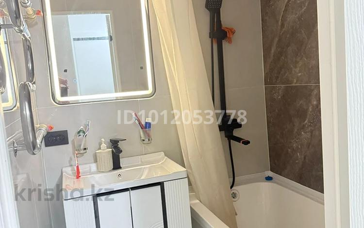 2-комнатная квартира · 60 м² · 5/5 этаж, 12-й мкр 67 — 13 гимназия, Порт актау, трк Актау за 15.5 млн ₸ — фото 2