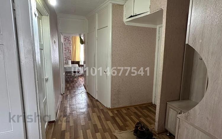 3-комнатная квартира · 62 м² · 1/5 этаж, Майкудук, 15й микрорайон 26 за 12 млн ₸ в Караганде, Алихана Бокейханова р-н — фото 2