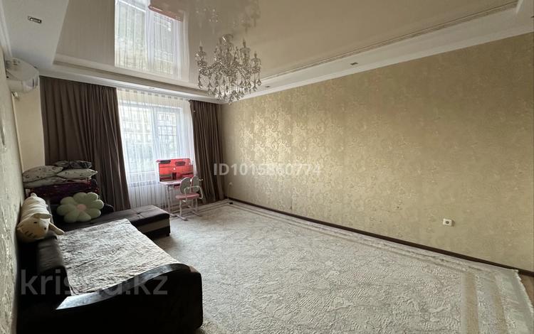 2-комнатная квартира · 64.8 м² · 2/5 этаж, мкр Нурсая 106 за 200 000 ₸ в Атырау — фото 2