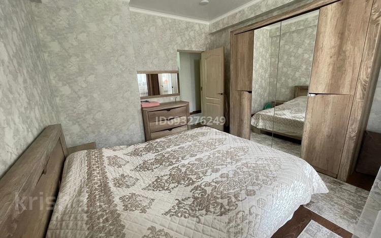 3-комнатная квартира, 76 м², 1/5 этаж, балапанова за 30 млн 〒 в Талдыкоргане, мкр Болашак — фото 2