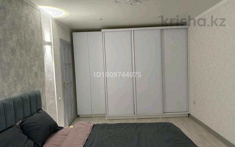 3-бөлмелі пәтер · 65 м² · 3/5 қабат, Кердери — На пересечении Ихсанова и Кердери, бағасы: 350 000 ₸ в Уральске, мкр Школьник — фото 2